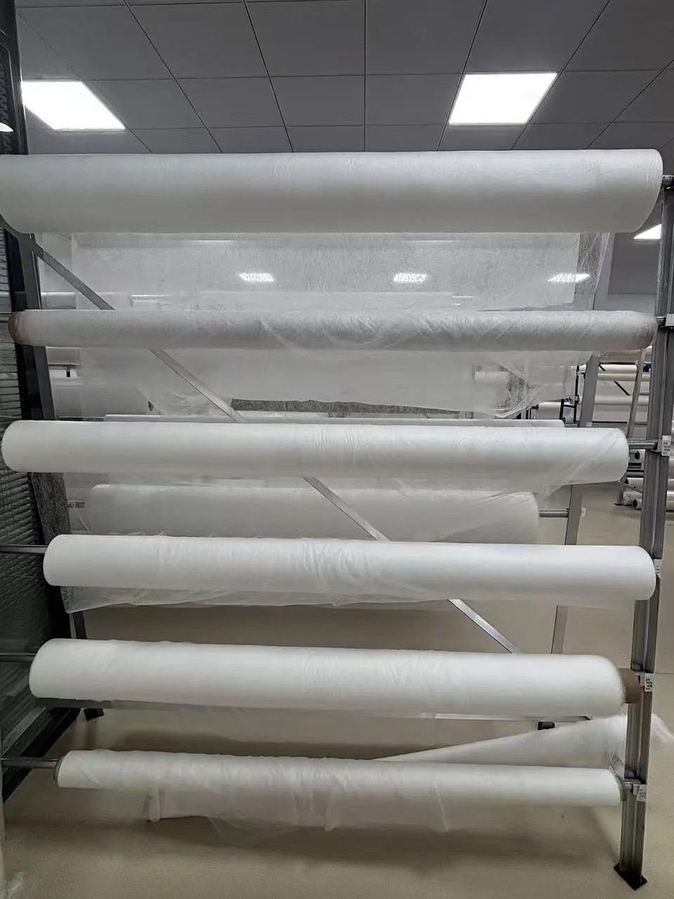 Seamless bonding for low-energy hard-to-bond plastics